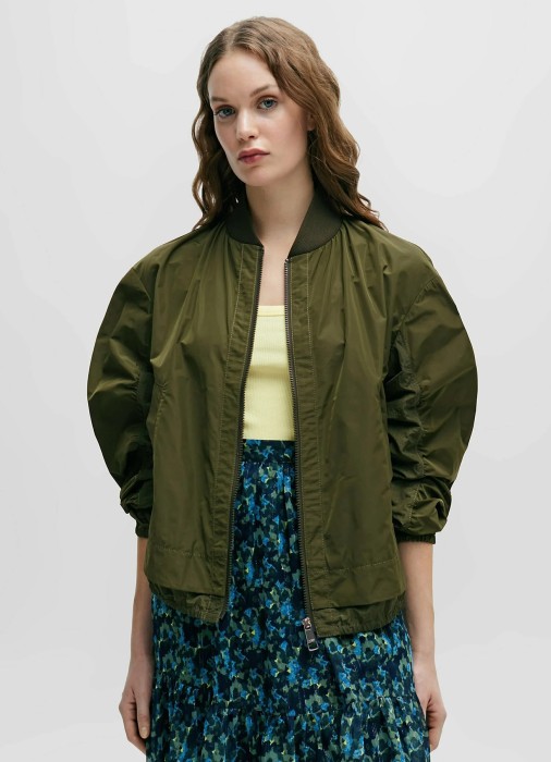 Товар зеленого цвета с внутренней стороны