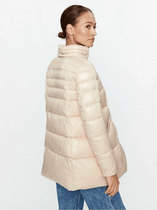 Товар бежевого цвета с внутренней стороны