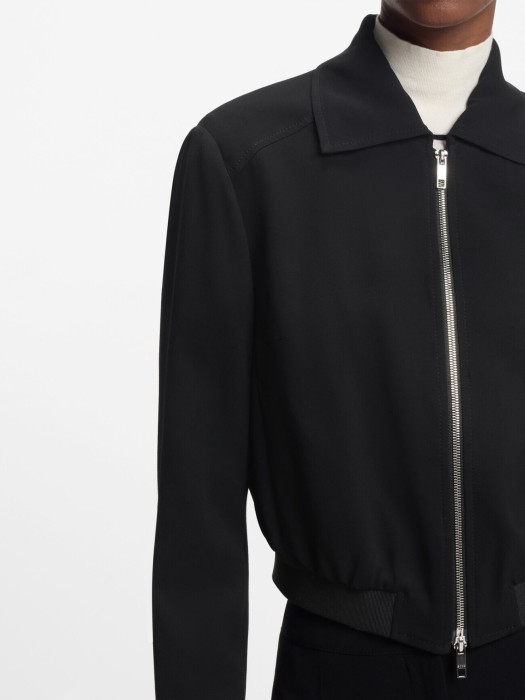 Товар черного цвета с внутренней стороны