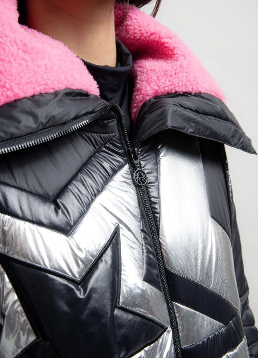 Товар черного цвета с внутренней стороны