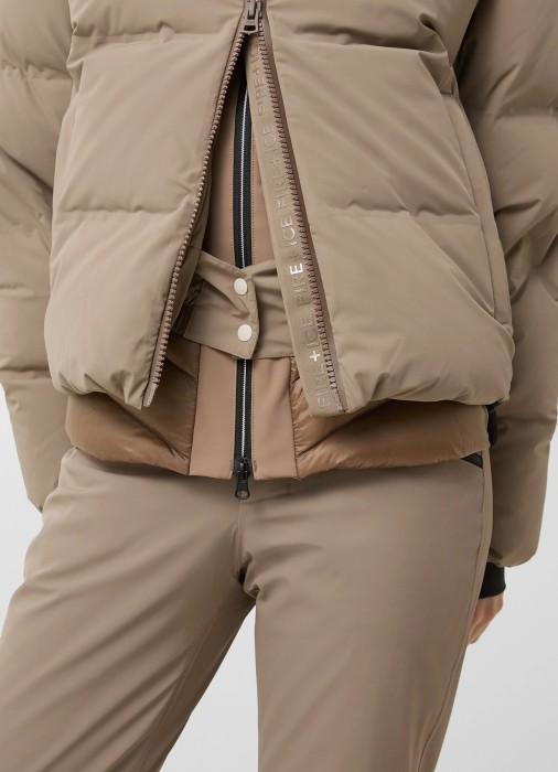 Товар коричневого цвета с внутренней стороны