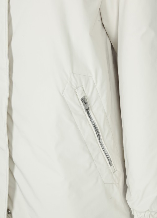 Товар бежевого цвета с внутренней стороны