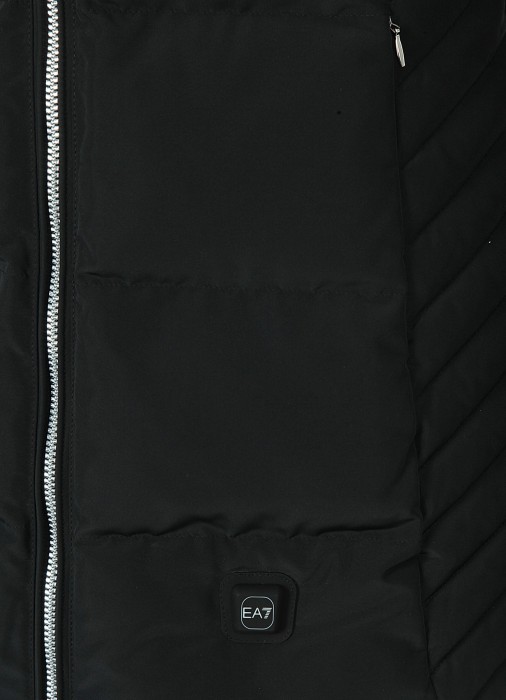 Товар черного цвета с внутренней стороны