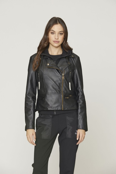 Товар черного цвета с внутренней стороны