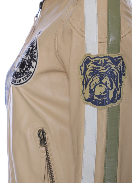 Товар бежевого цвета с внутренней стороны