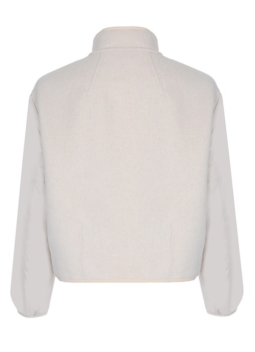 Товар бежевого цвета с внутренней стороны