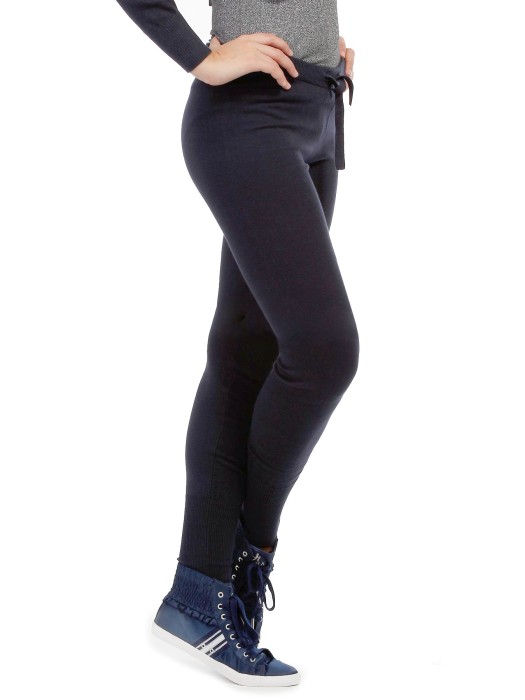 Товар синего цвета с внутренней стороны