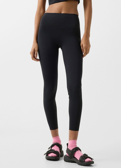 Товар черного цвета с внутренней стороны