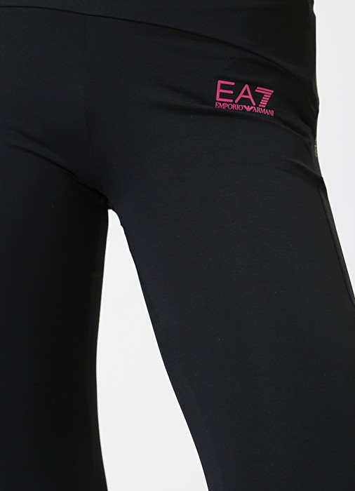 Товар черного цвета с внутренней стороны