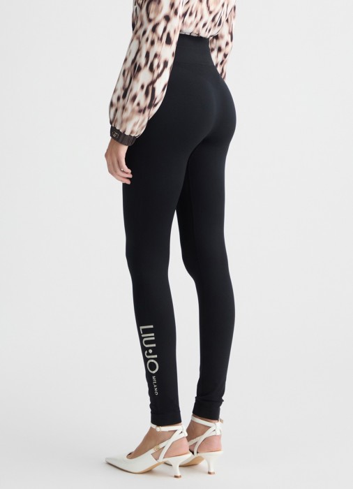 Товар черного цвета с внутренней стороны