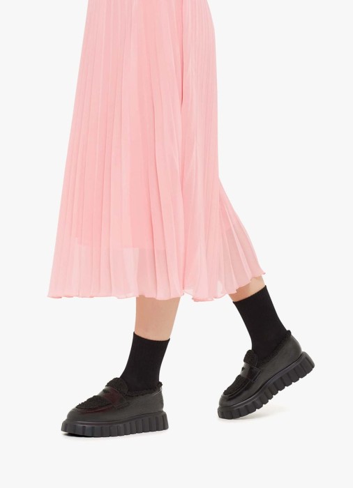 Товар черного цвета с внутренней стороны