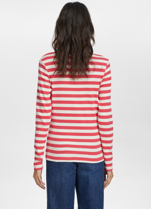 Товар красного цвета с внутренней стороны