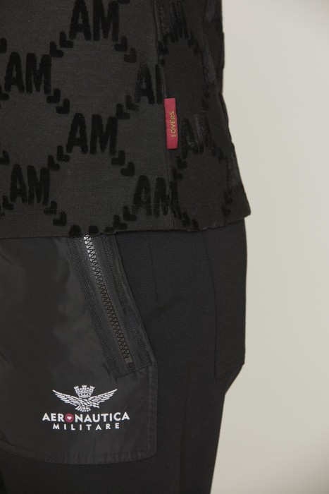 Товар черного цвета с внутренней стороны