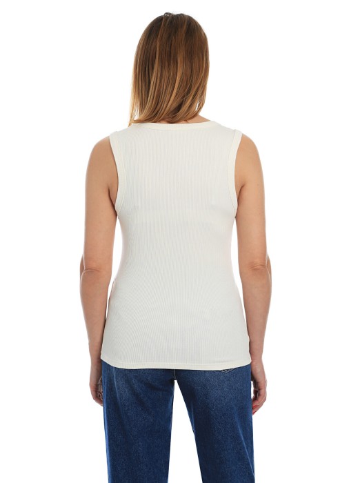 Товар бежевого цвета с внутренней стороны