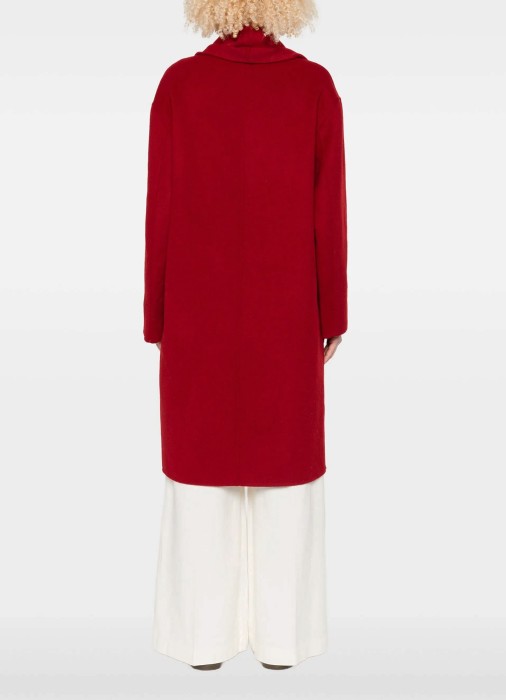 Товар красного цвета с внутренней стороны