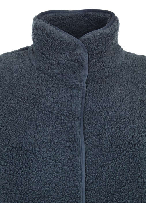 Товар синего цвета с внутренней стороны