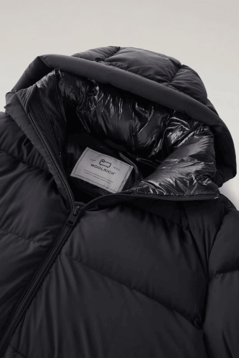 Товар черного цвета с внутренней стороны