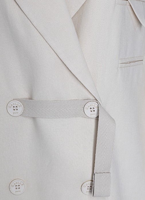 Товар бежевого цвета с внутренней стороны