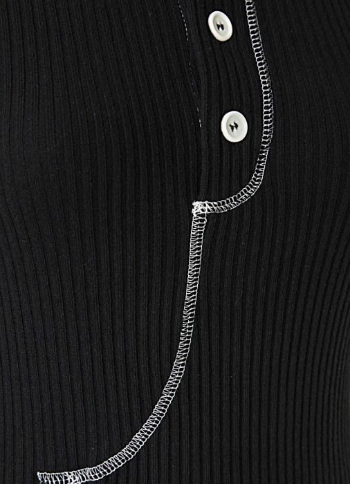 Товар черного цвета с внутренней стороны