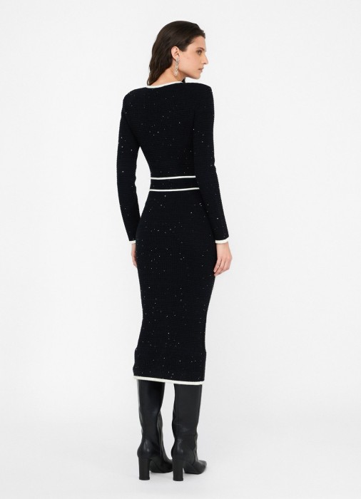 Товар черного цвета с внутренней стороны