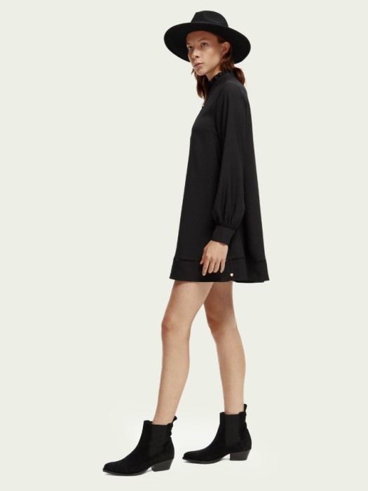 Товар черного цвета с внутренней стороны