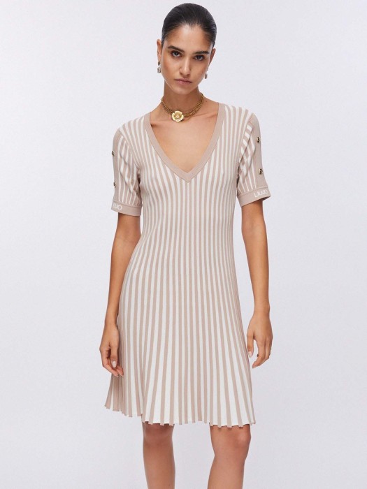 Товар бежевого цвета с внутренней стороны