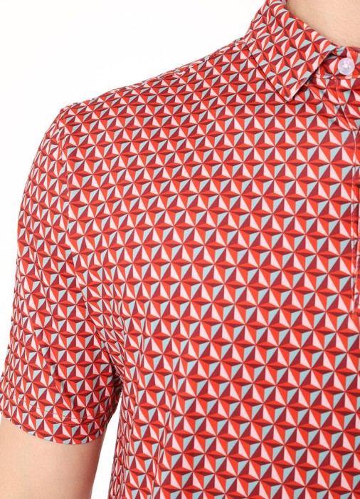 Товар красного цвета с внутренней стороны