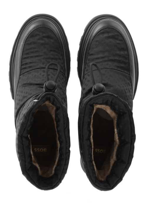 Товар черного цвета с внутренней стороны