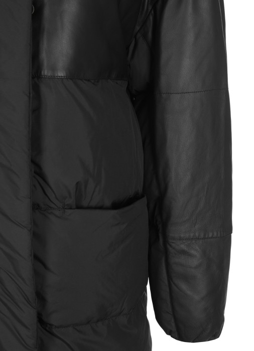 Товар черного цвета с внутренней стороны