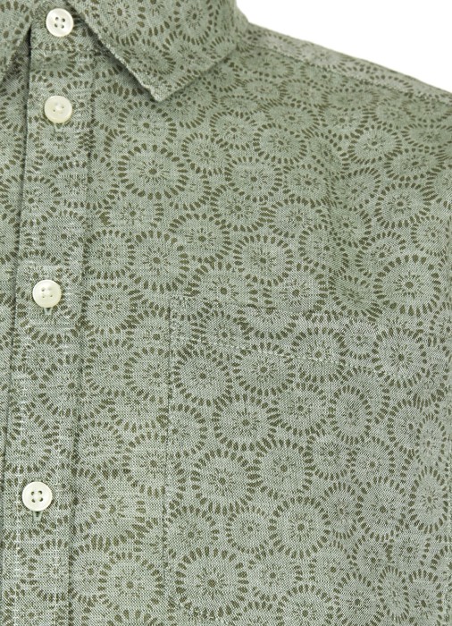 Товар хаки цвета с внутренней стороны