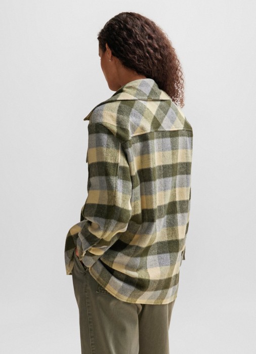 Товар зеленого цвета с внутренней стороны