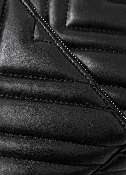 Товар черного цвета с внутренней стороны