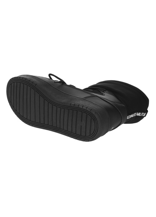 Товар черного цвета с внутренней стороны