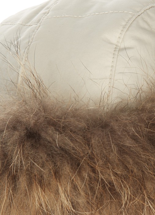 шапка женская luxury arctic cap  от бренда woolrich вид слева