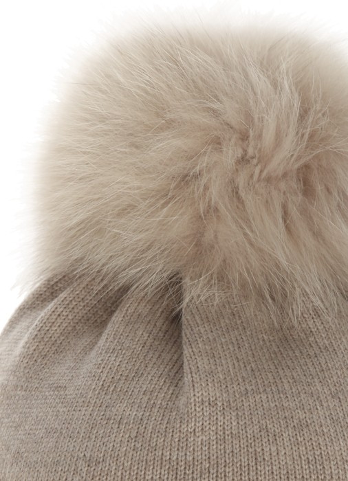 Товар бежевого цвета с внутренней стороны