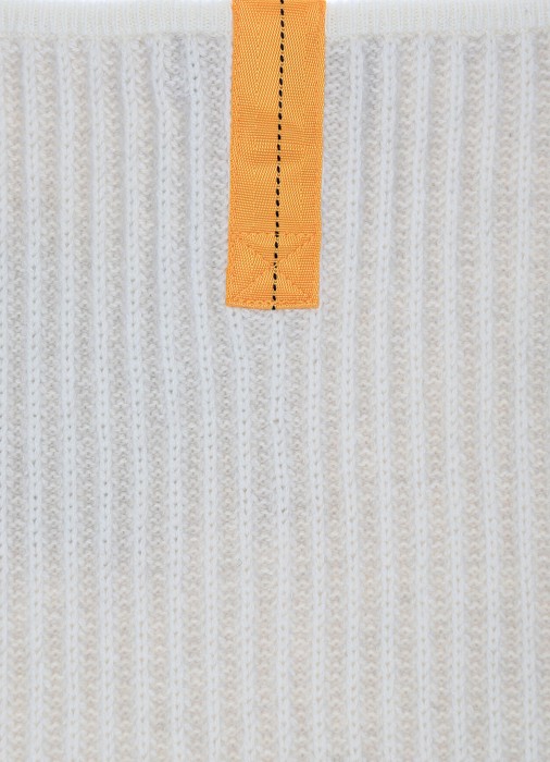 Товар бежевого цвета с внутренней стороны