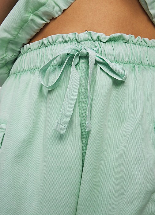 Товар зеленого цвета с внутренней стороны