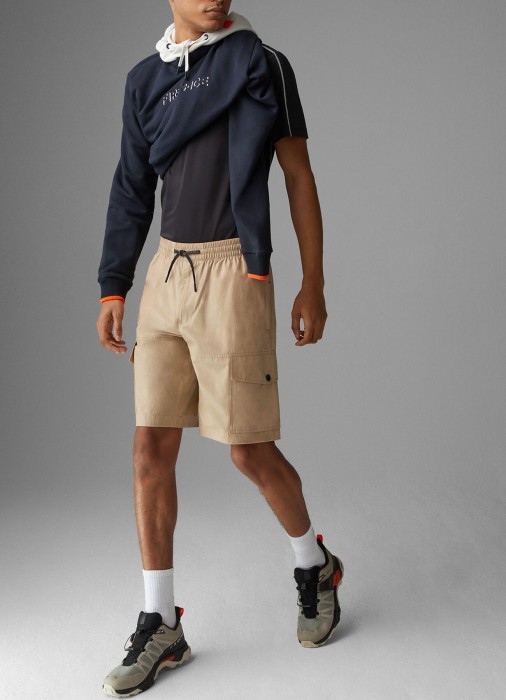 Товар бежевого цвета с внутренней стороны