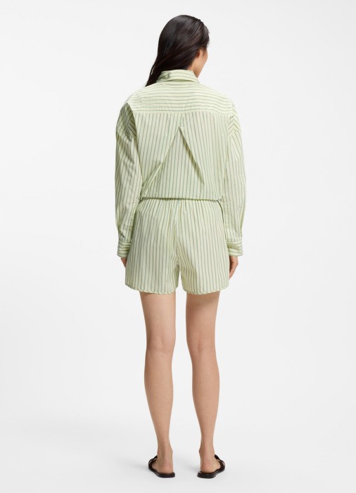 Товар зеленого цвета с внутренней стороны