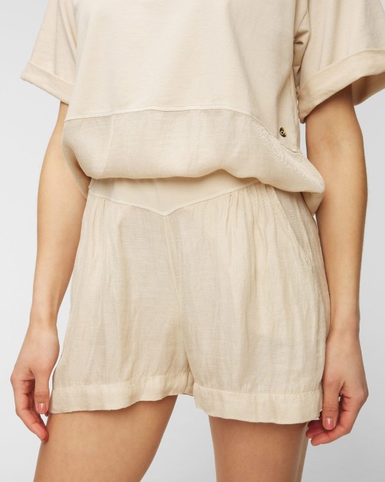 Товар бежевого цвета с внутренней стороны