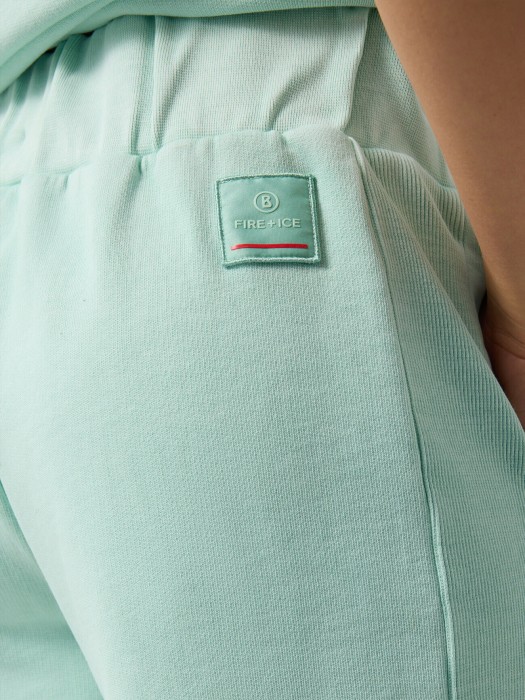 Товар зеленого цвета с внутренней стороны