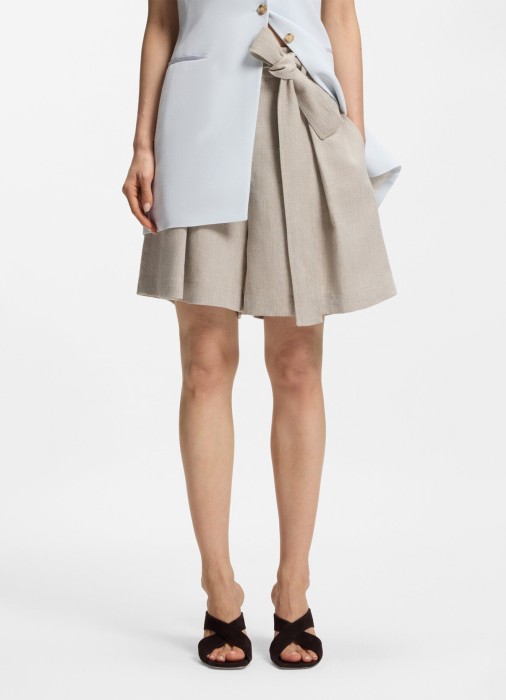 Товар бежевого цвета с внутренней стороны