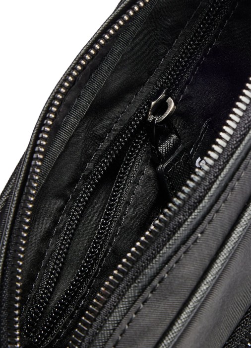 Товар черного цвета с внутренней стороны