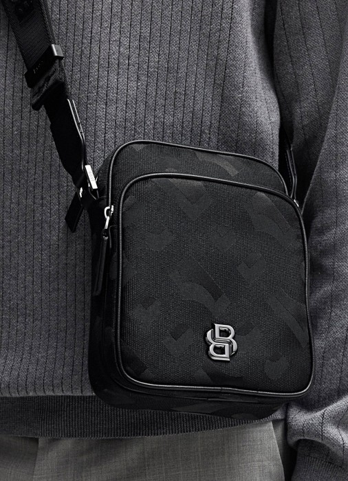 Товар черного цвета с внутренней стороны