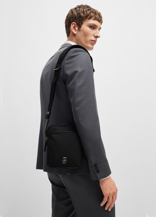 Товар черного цвета с внутренней стороны