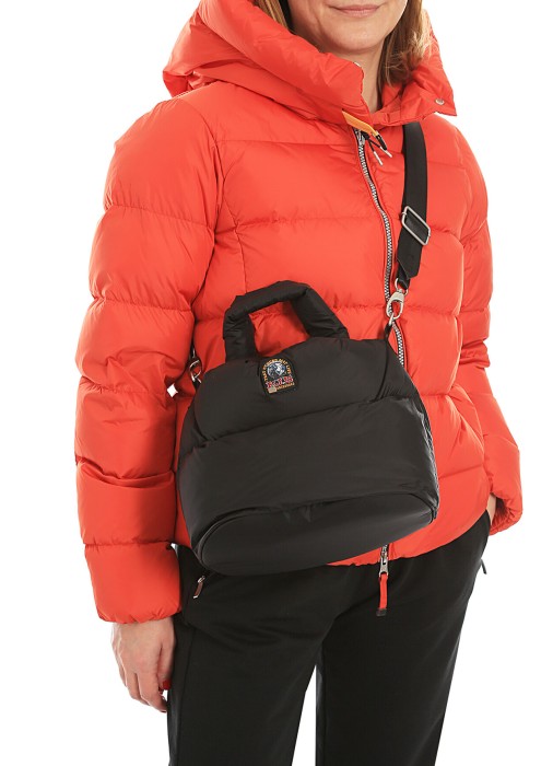 Товар черного цвета с внутренней стороны