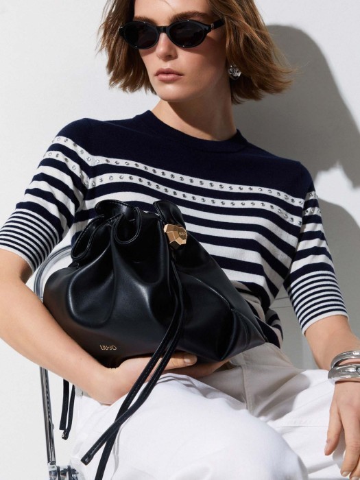 Товар черного цвета с внутренней стороны