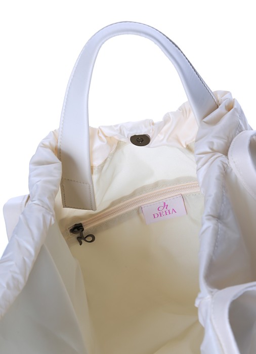 Товар бежевого цвета с внутренней стороны