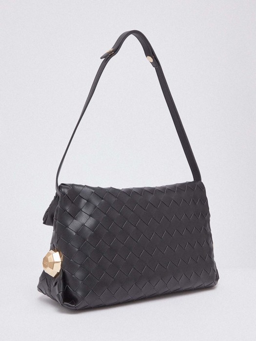 Товар черного цвета с внутренней стороны