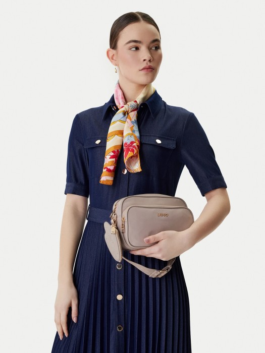 Товар бежевого цвета с внутренней стороны